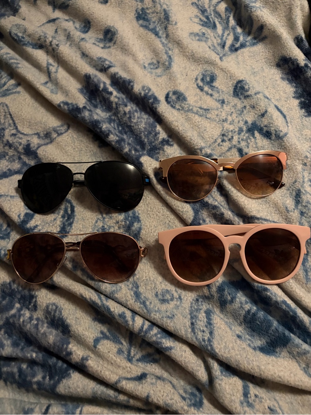 Bundle of 4 pairs of sunglasses